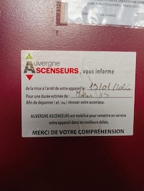 affiche sur la porte de l'ascenceur