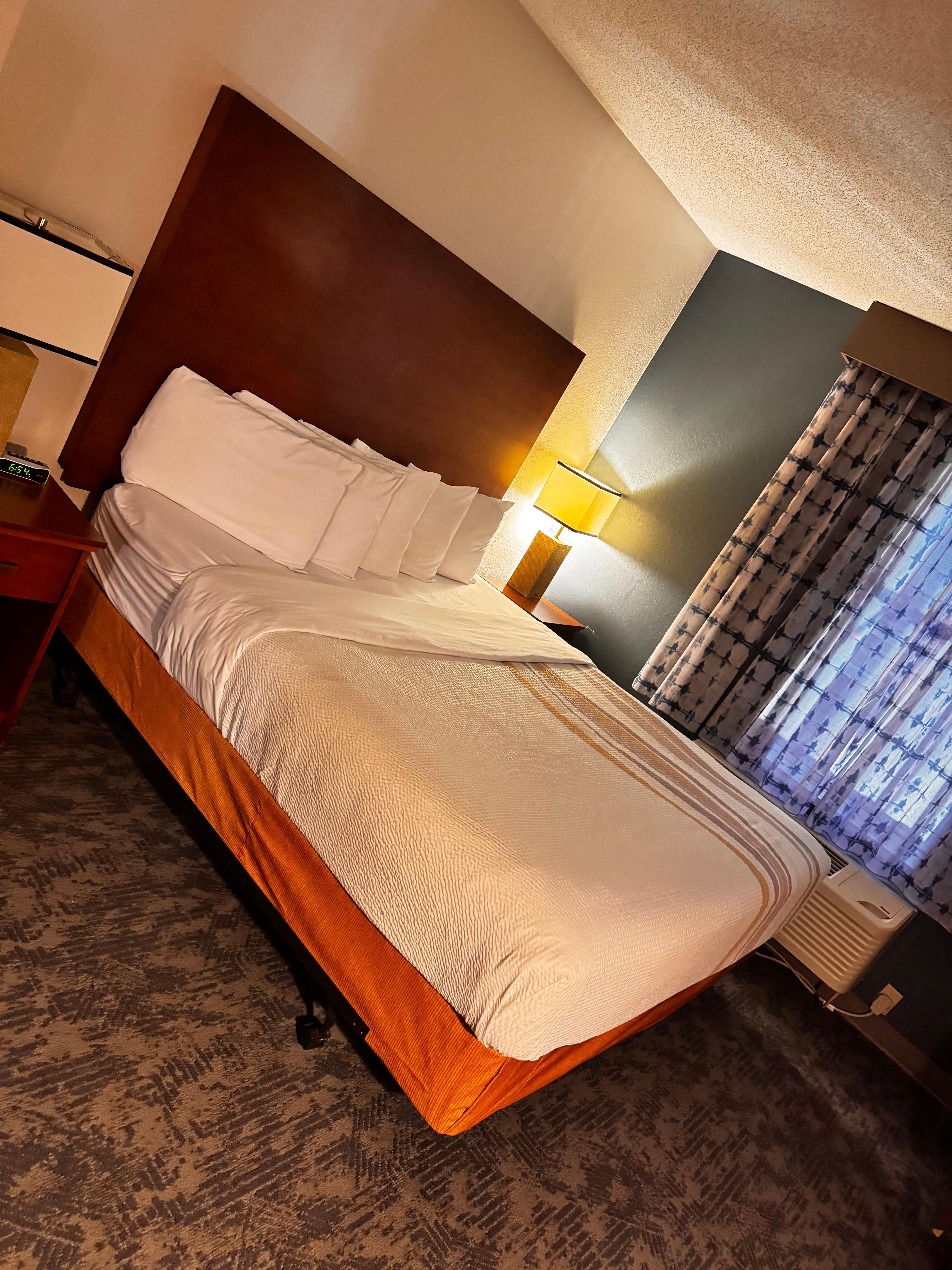 King size bed 
Amazing stay. No issues. 
If anything can be improved the windows close to the highway can be sound proof. 