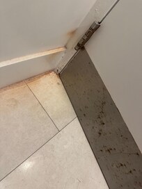 Intérieur vieillot et insalubre