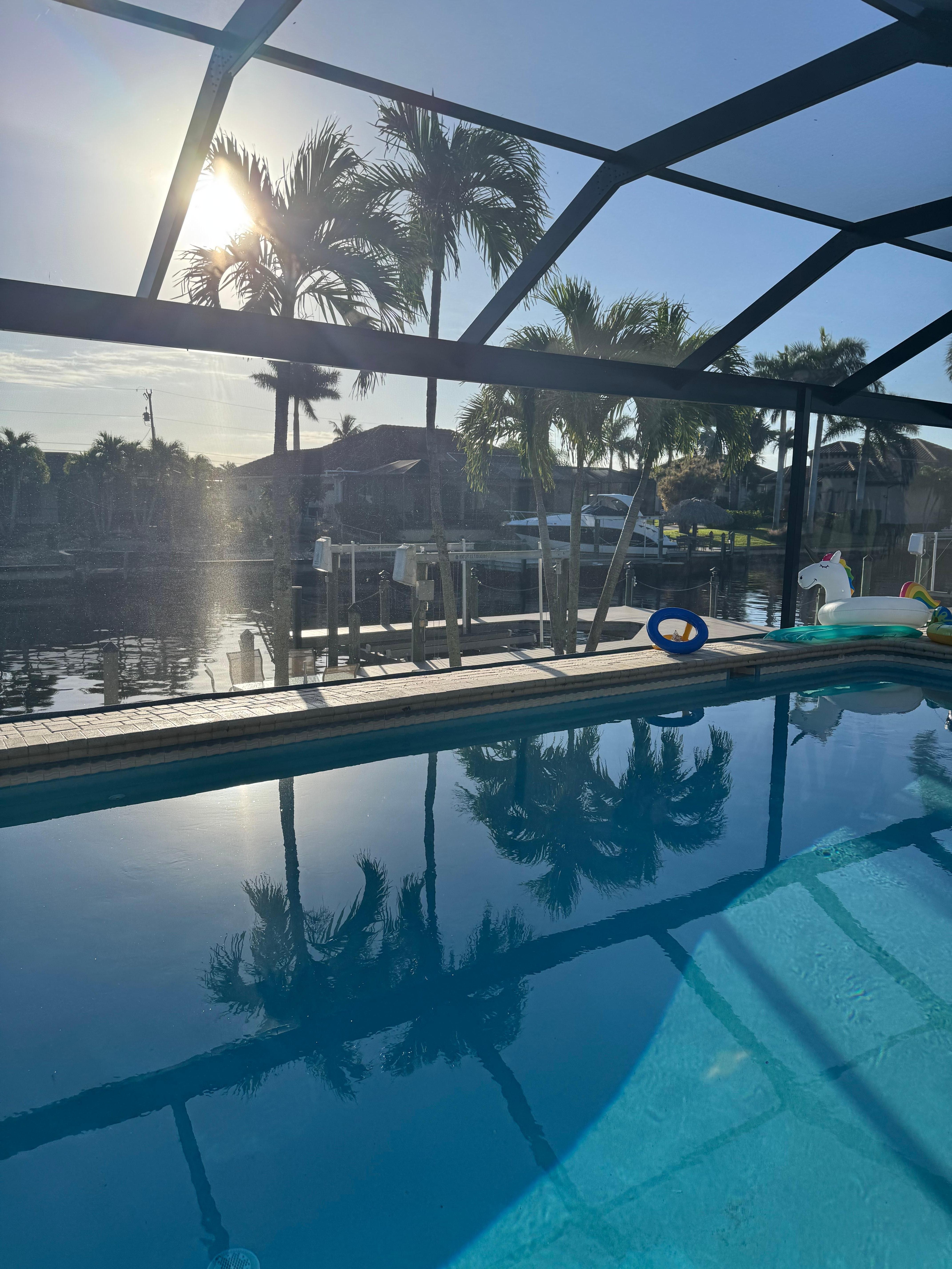 Sonnenaufgang am Pool 