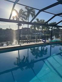 Sonnenaufgang am Pool