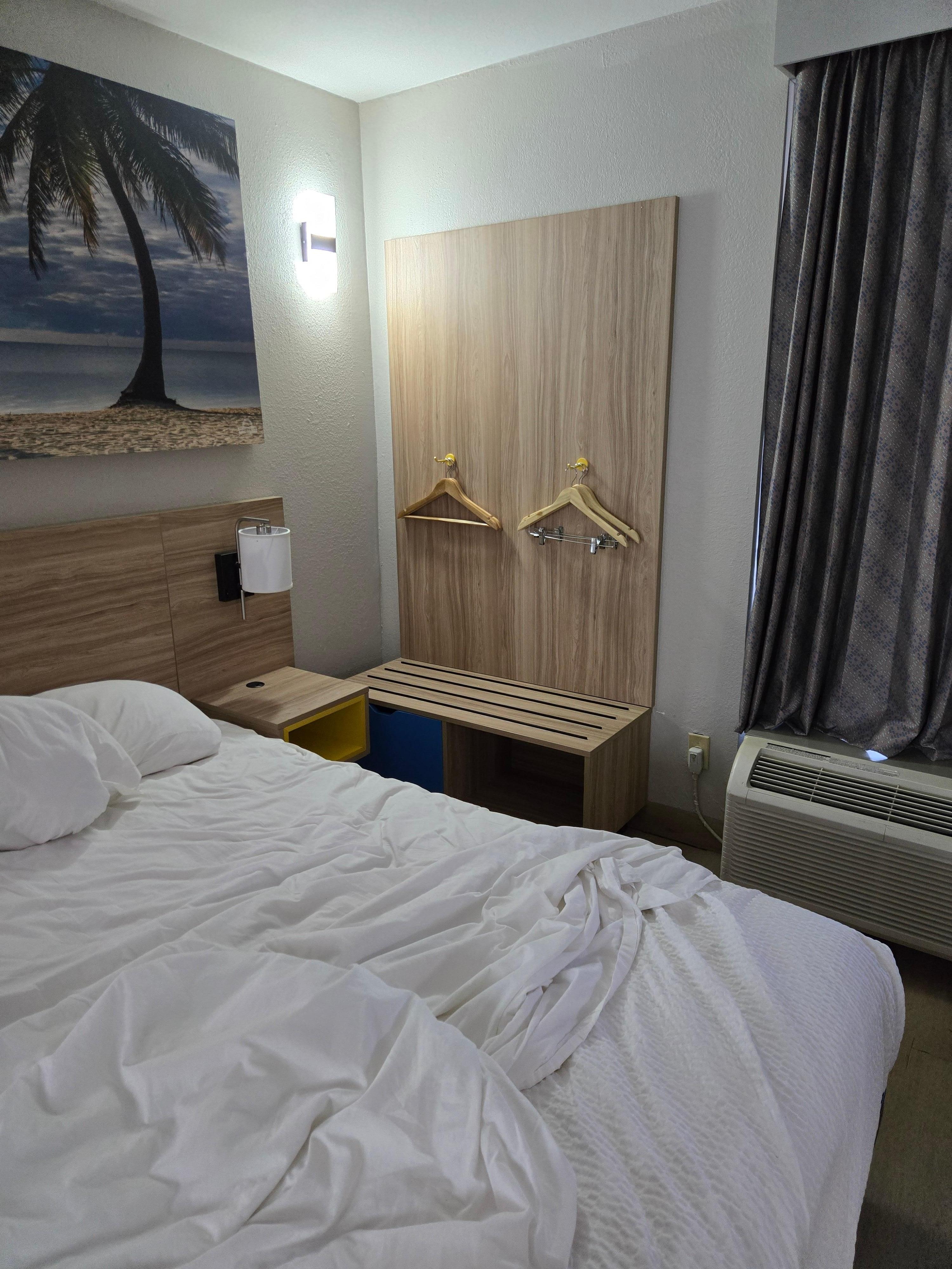 2 Hooks to hang clothes on