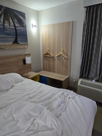 2 Hooks to hang clothes on