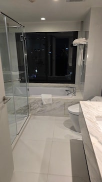 Man kann eine Sichtschutzjalousie runtermachen