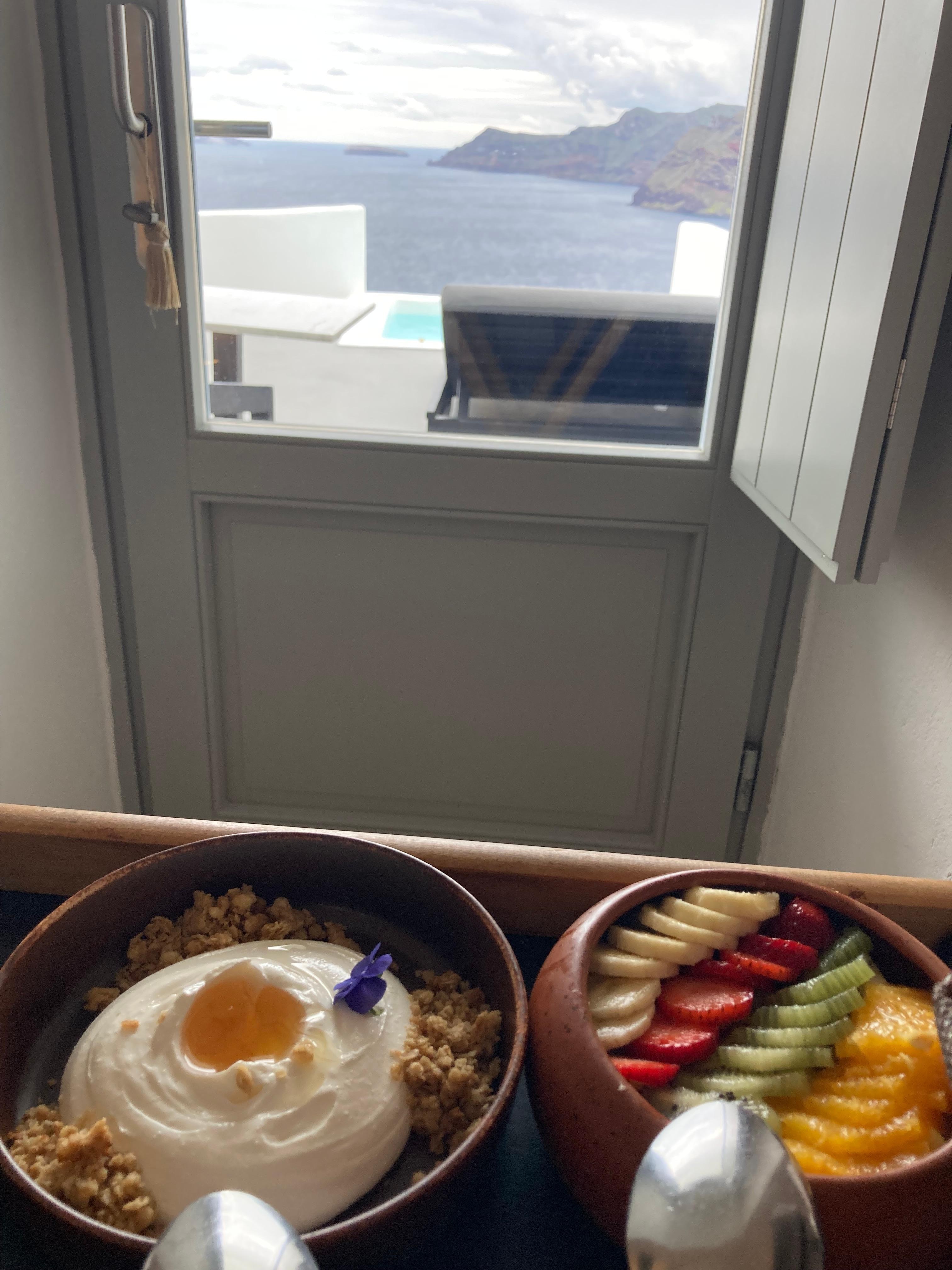 雨の日でもお部屋にて朝食が食べれます。