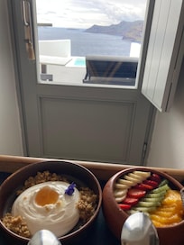 雨の日でもお部屋にて朝食が食べれます。