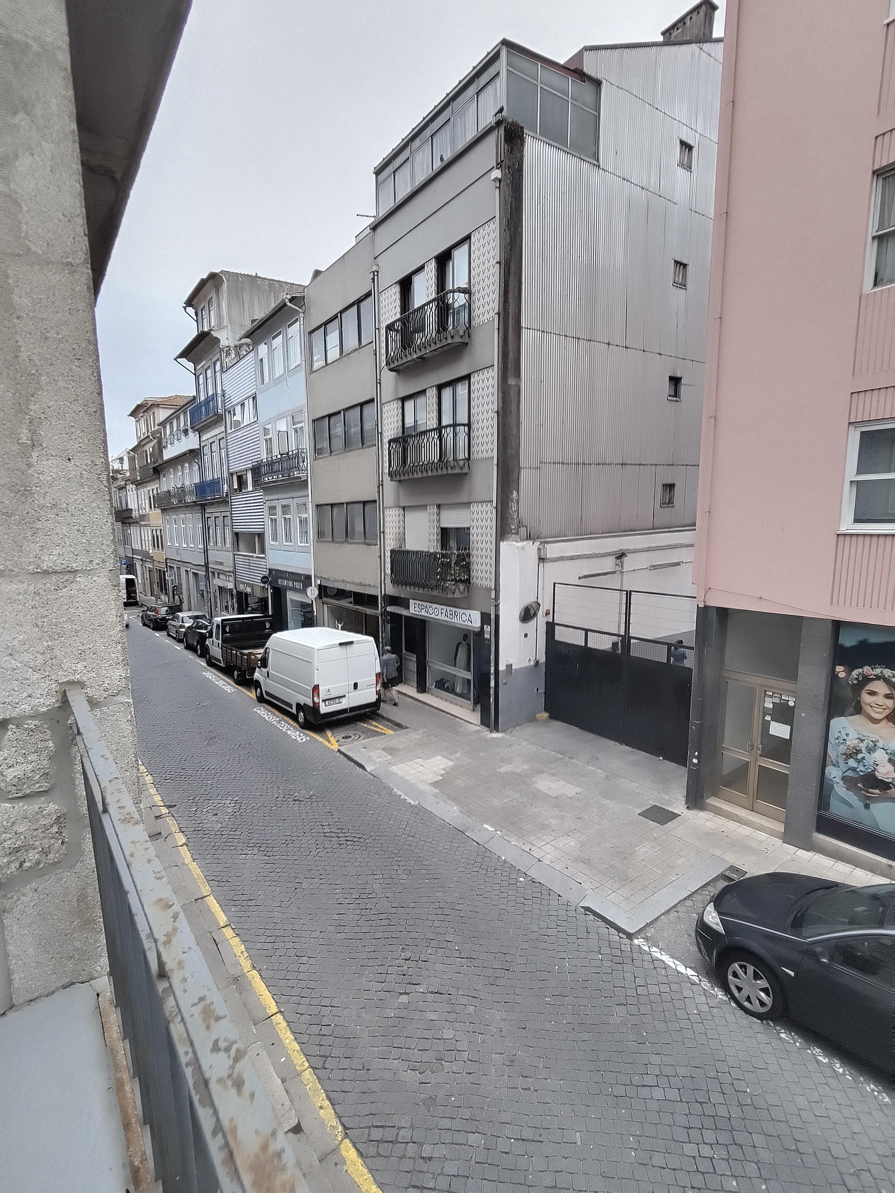 Blick von der Terrasse auf die Straße