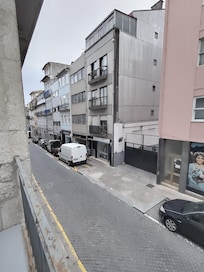 Blick von der Terrasse auf die Straße