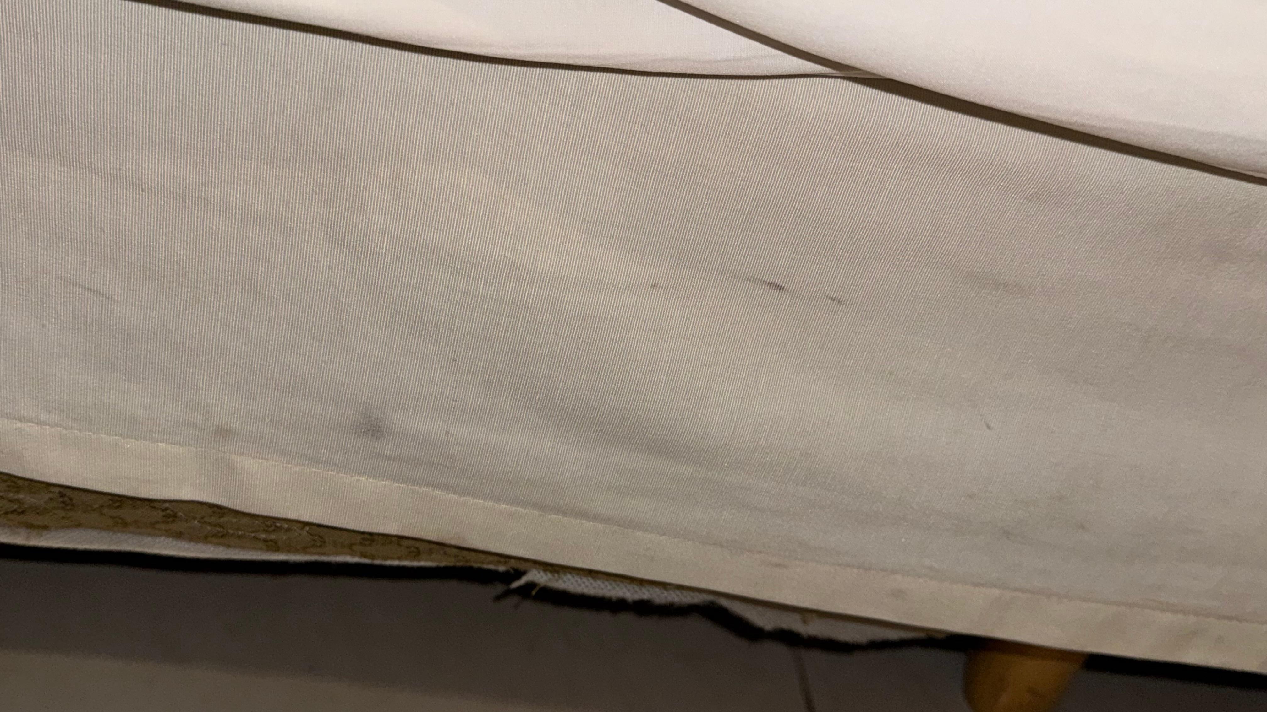 Copri materasso macchiato e annerito.