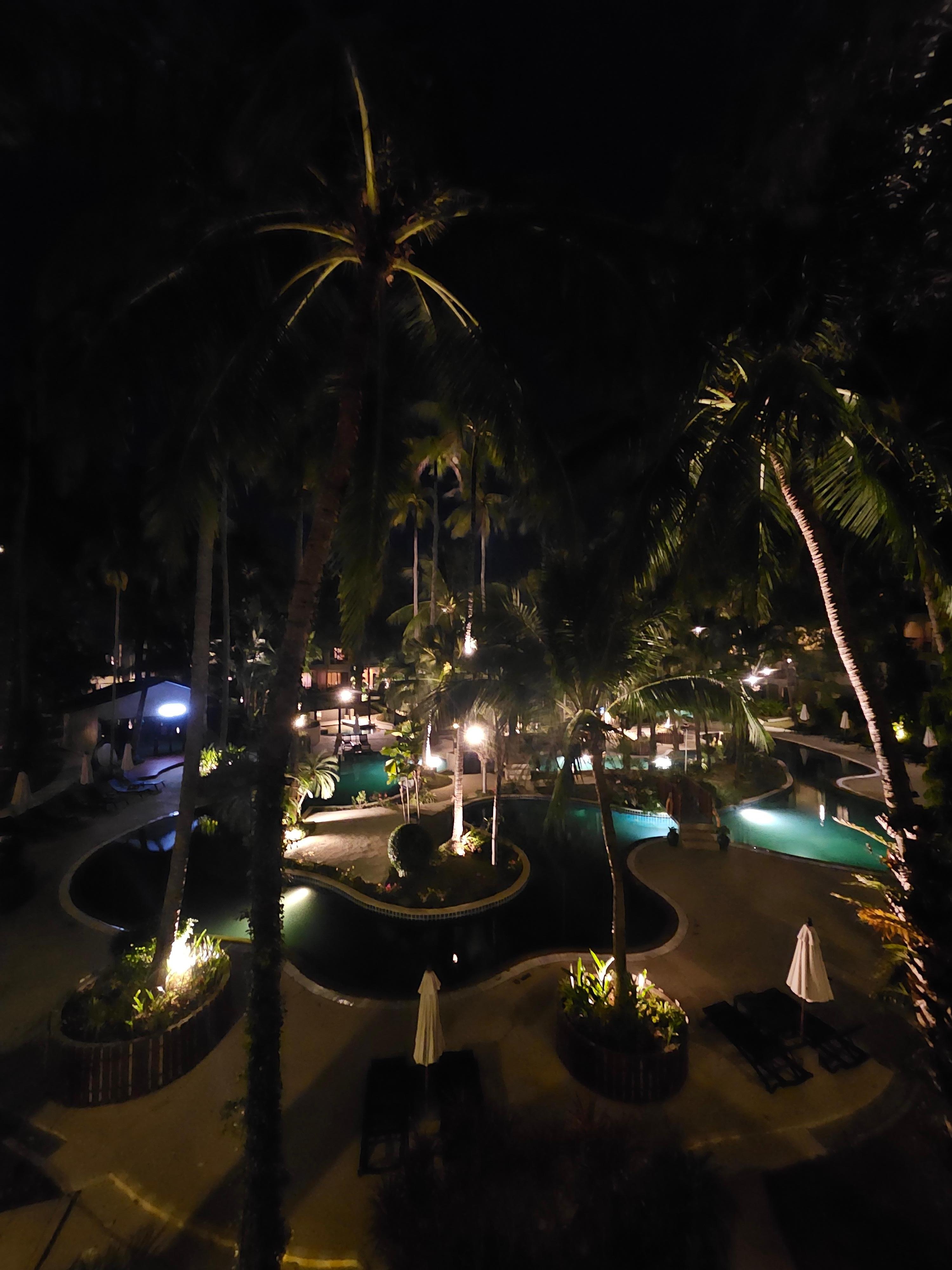 Zimmer mit Blick auf den Pool - abends