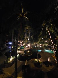 Zimmer mit Blick auf den Pool - abends