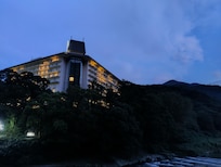 Hotel von der Fußgängerbrücke aus