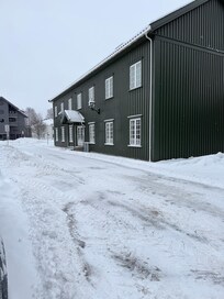 Dyr parkering utenfor. 350 kroner per døgn.