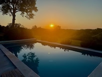 Pool bei Sonnenuntergang