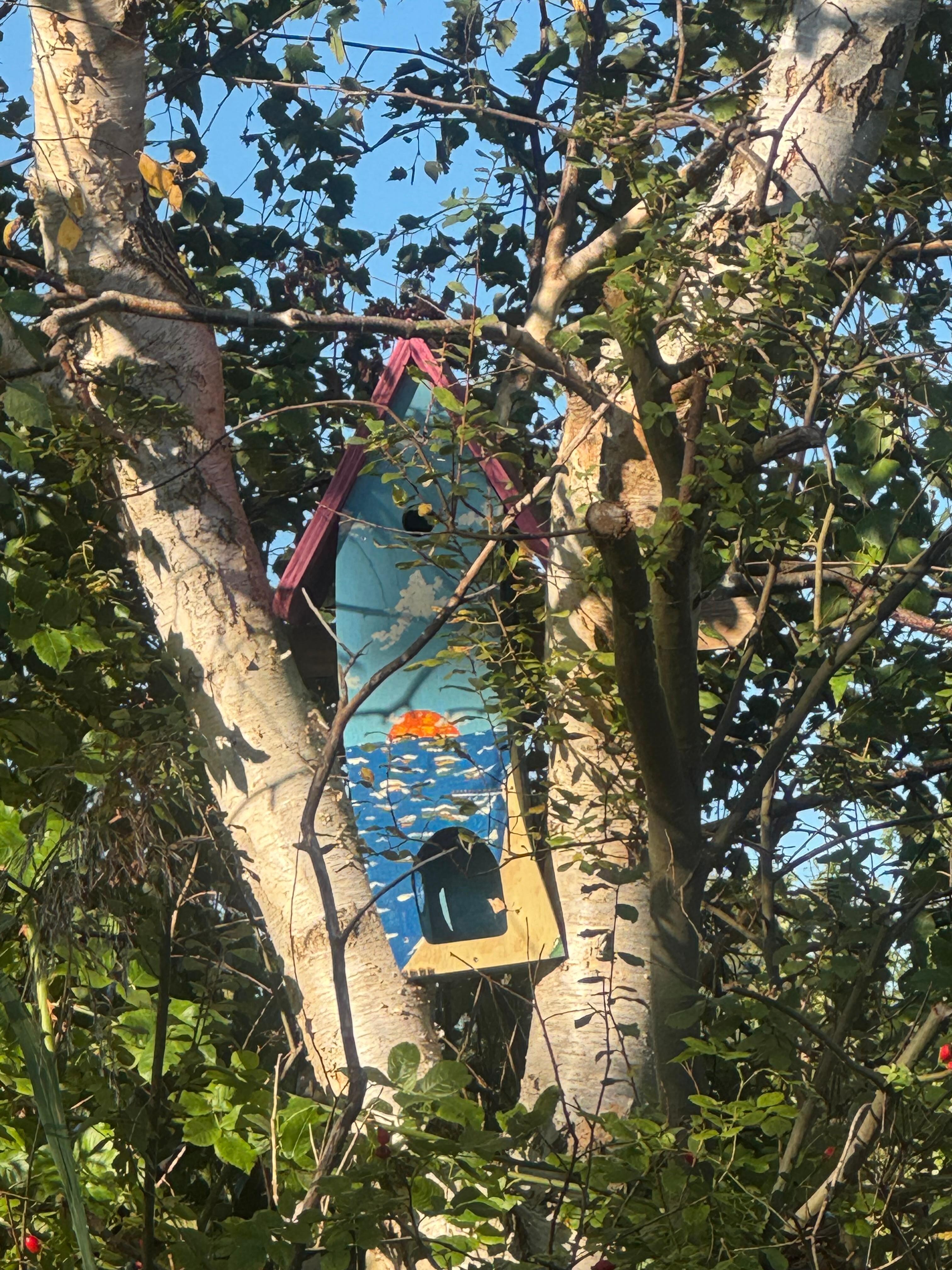 Nistkasten im Garten am Haus