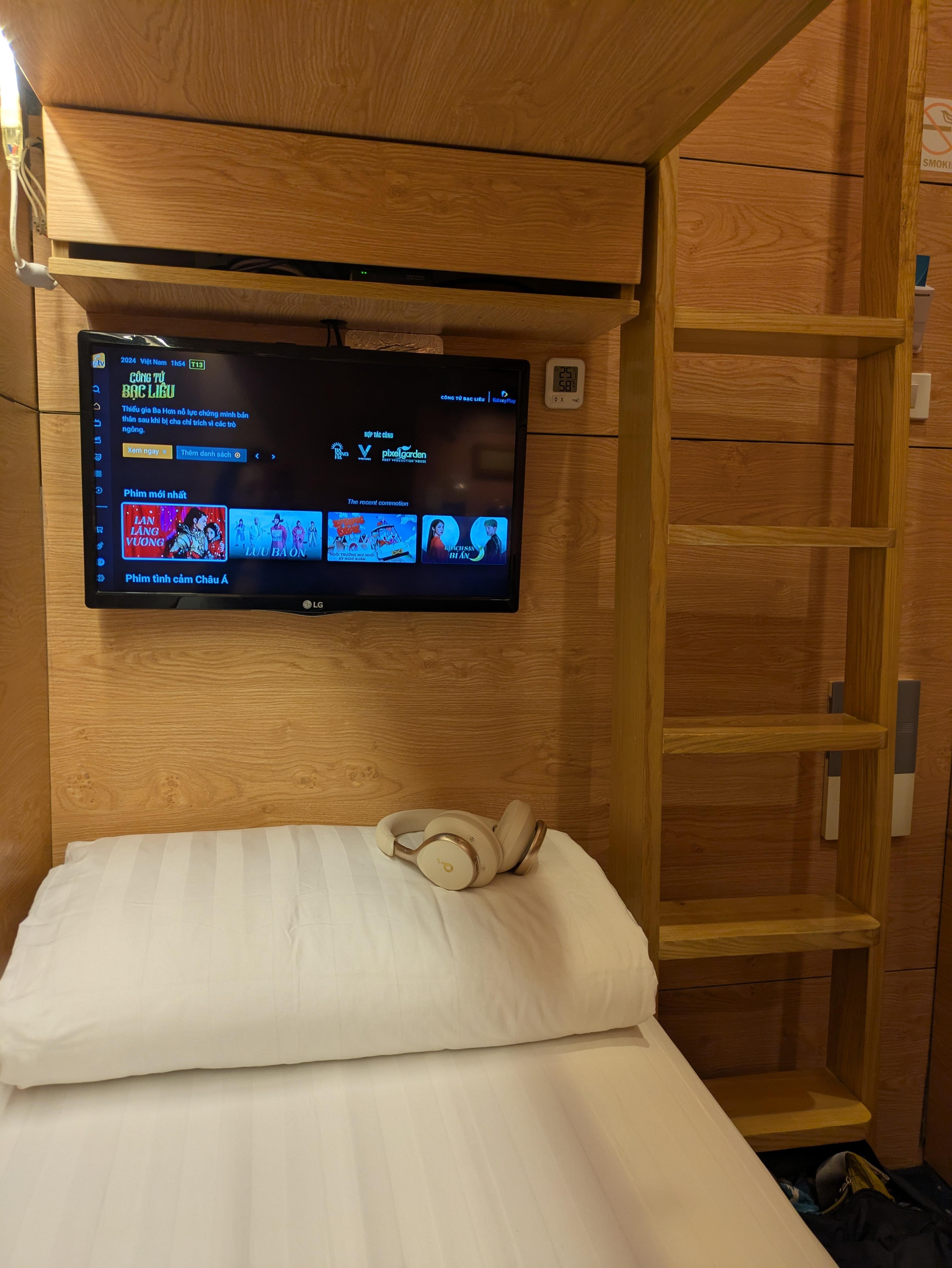 テレビは入ると自動的につきます。深夜だったので、トイレに行って戻ったときは焦りました。