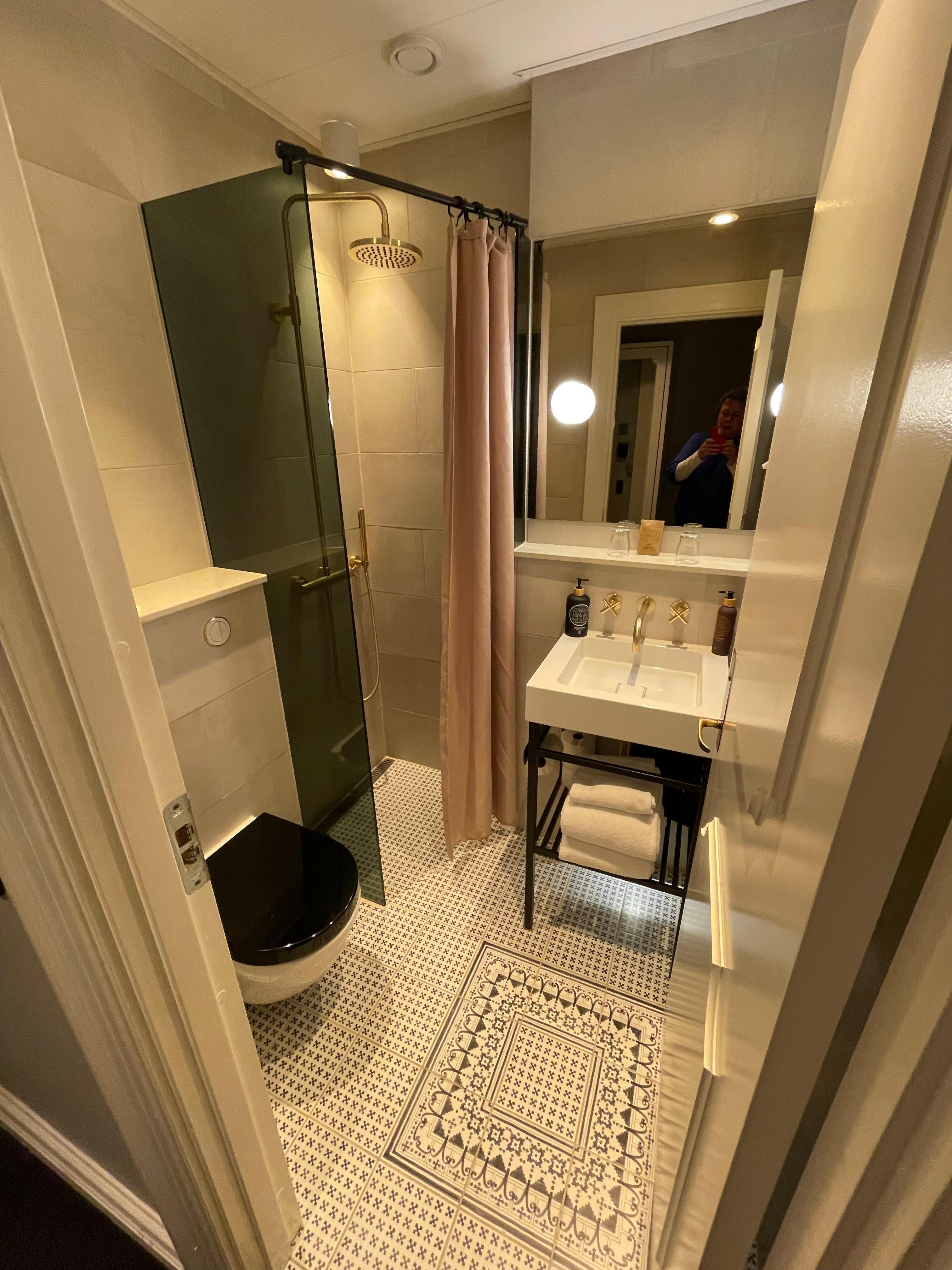 Alt hvad du skal bruge, dog meget petit på et lille værelse. 