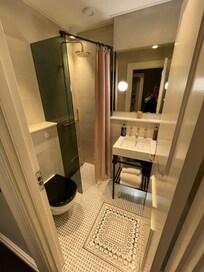 Alt hvad du skal bruge, dog meget petit på et lille værelse.