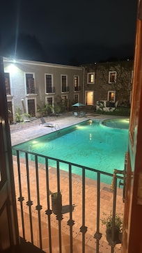 Las corinas estaban llenas de polvo, las ventanas con dedos marcados, la piscina super sucia