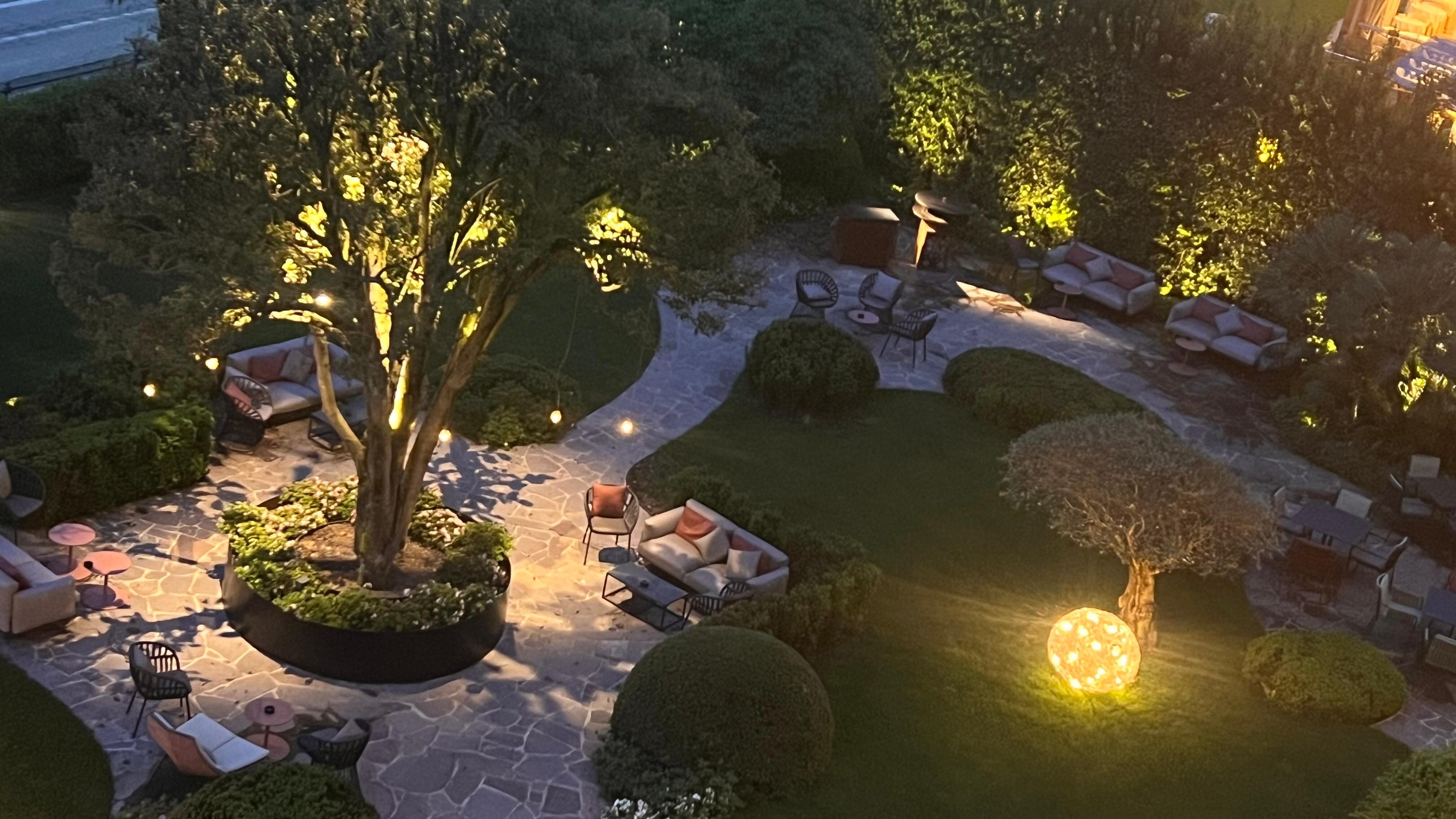 Jardin de l’hôtel  de nuit