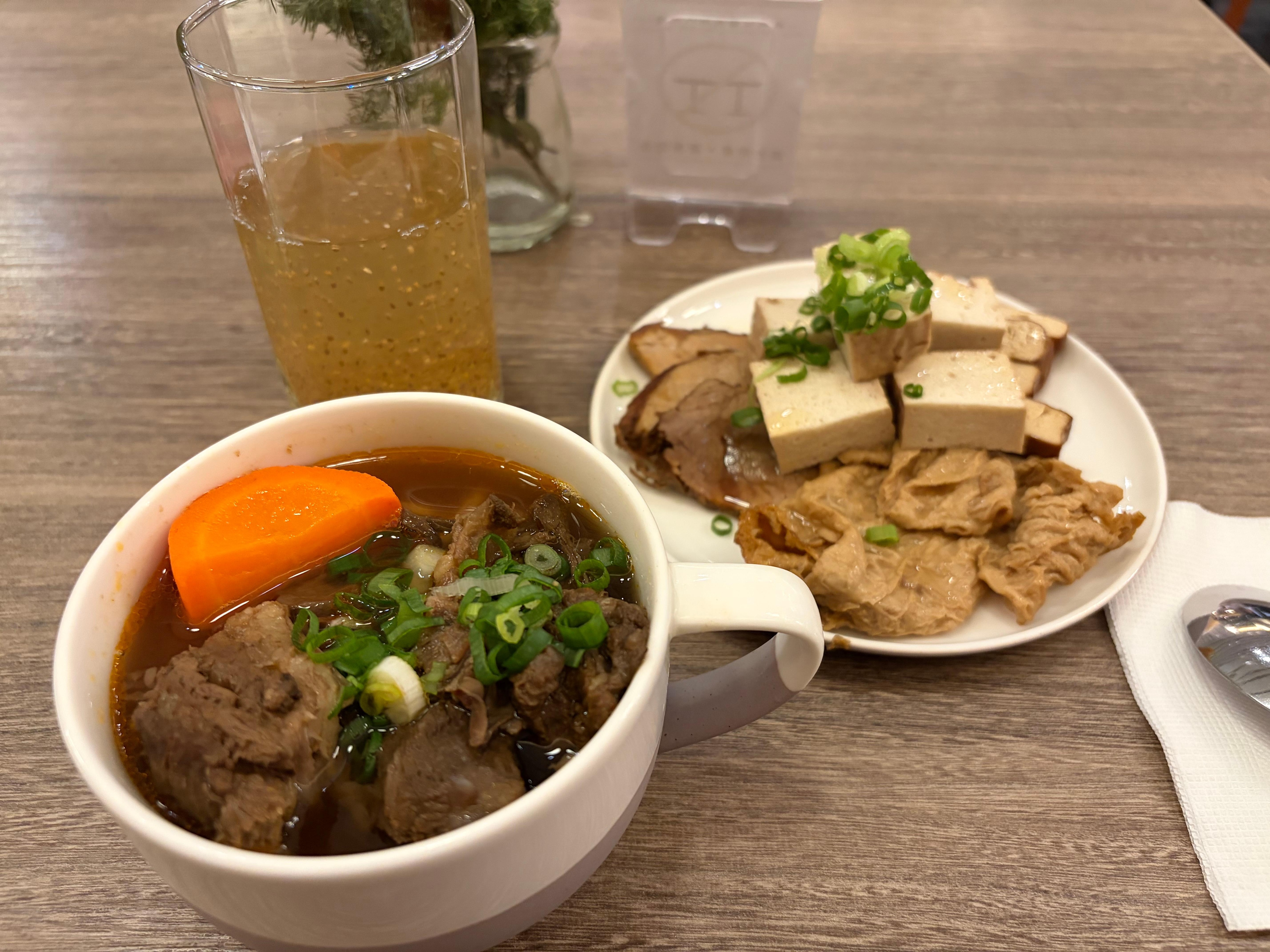 12/31夜、新年を共に迎える宿泊者に提供していただいた牛肉麺と滷味