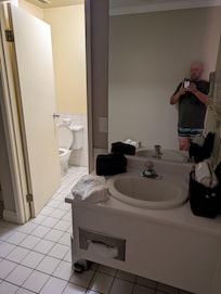 Lavabo hors de la salle de bain,et salle de bain sans fan