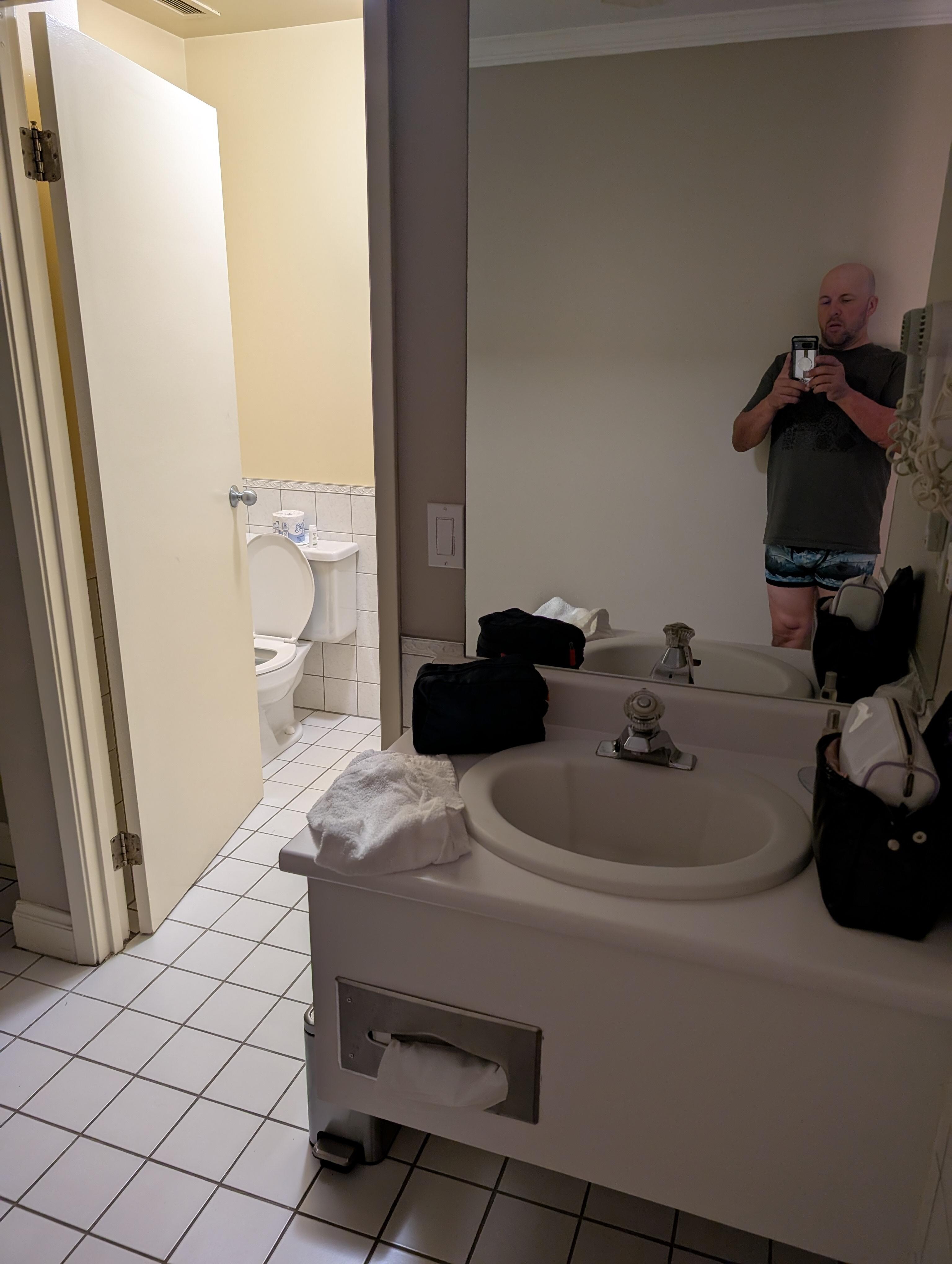 Lavabo hors de la salle de bain,et salle de bain sans fan