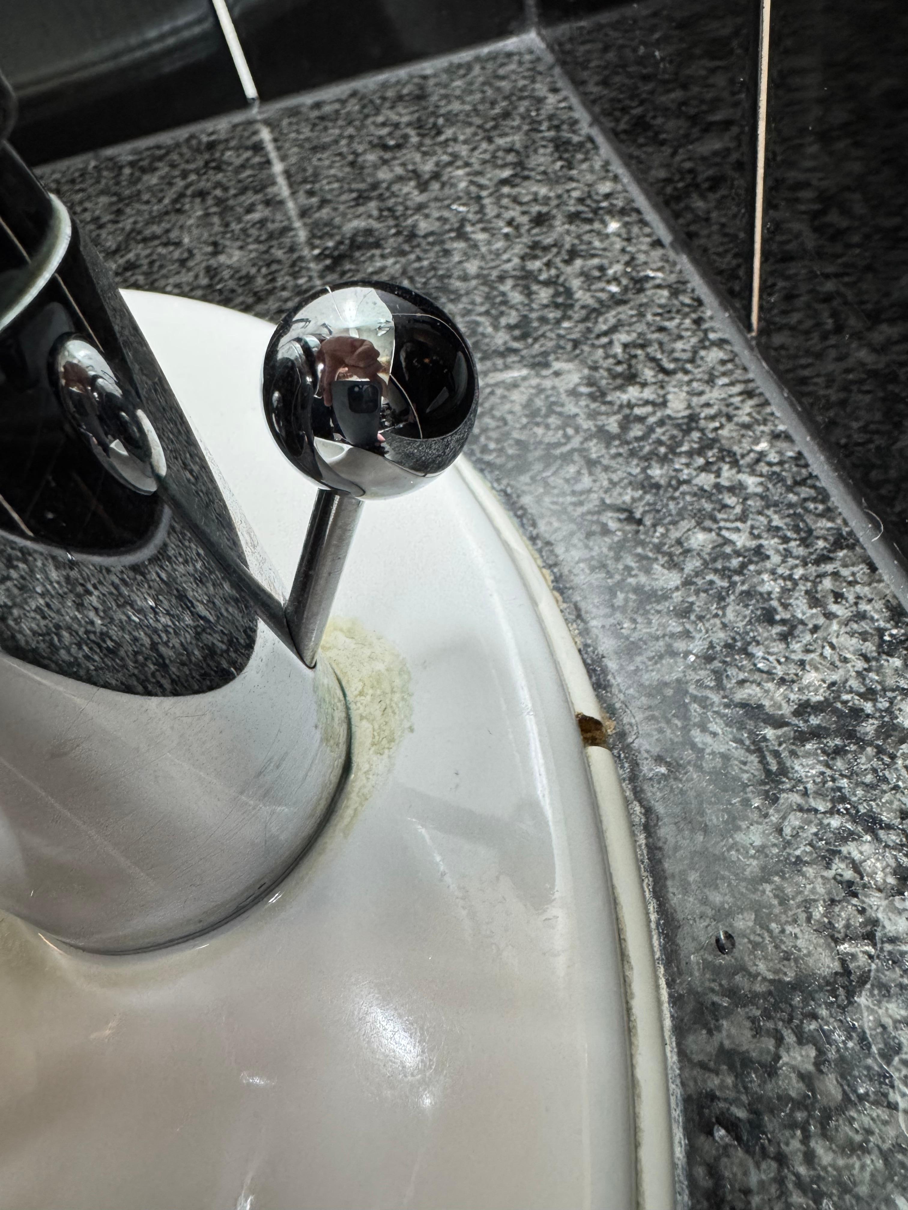 Kalk und Schmier an der Waschbecken Armatur 