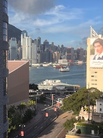 部屋から香港文化中心と中環が見えた。