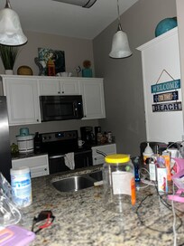 Perfect kitchen. Was able to visit with everyone while cooking dinner.