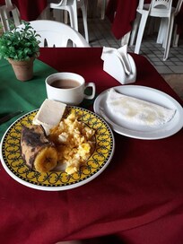 Tem tapioca feita na hora e muita variedade no café da manhã! As moças do café são muito solícitas!