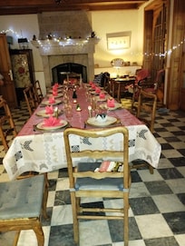 Grand espace de salle de séjour