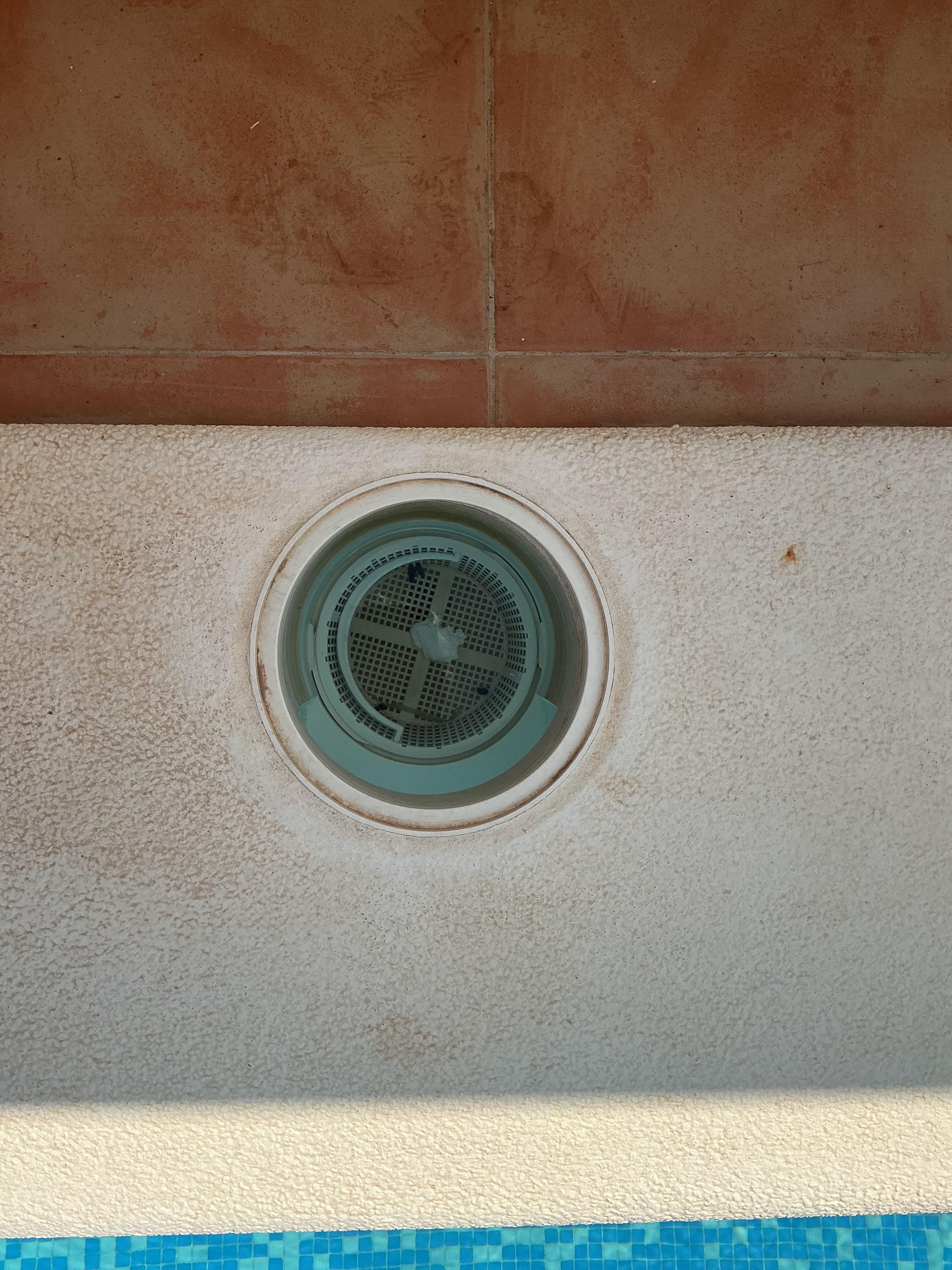 Cover round edge of pool missing and open