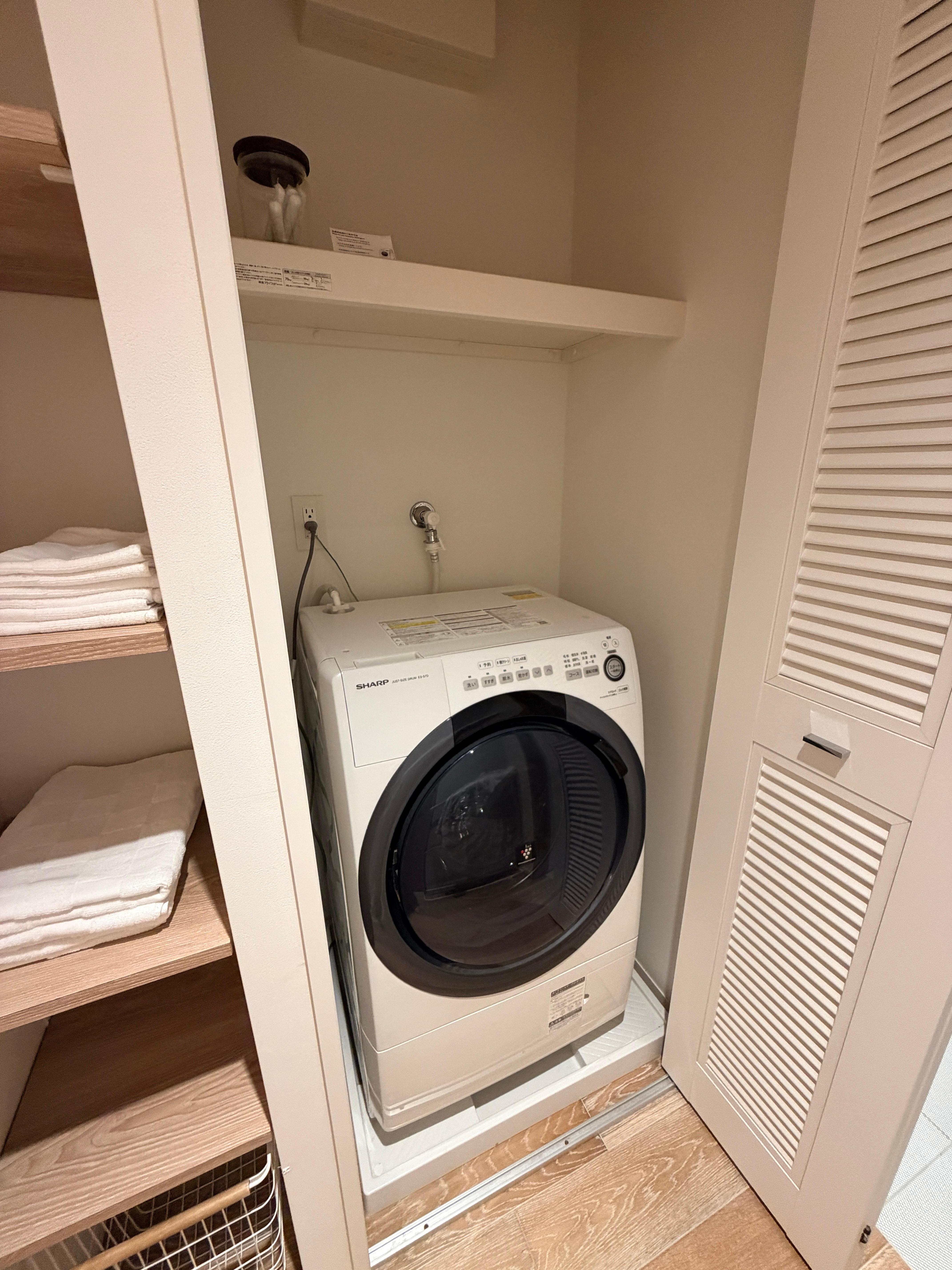 房間內的洗衣機還有附洗衣粉