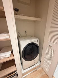 房間內的洗衣機還有附洗衣粉