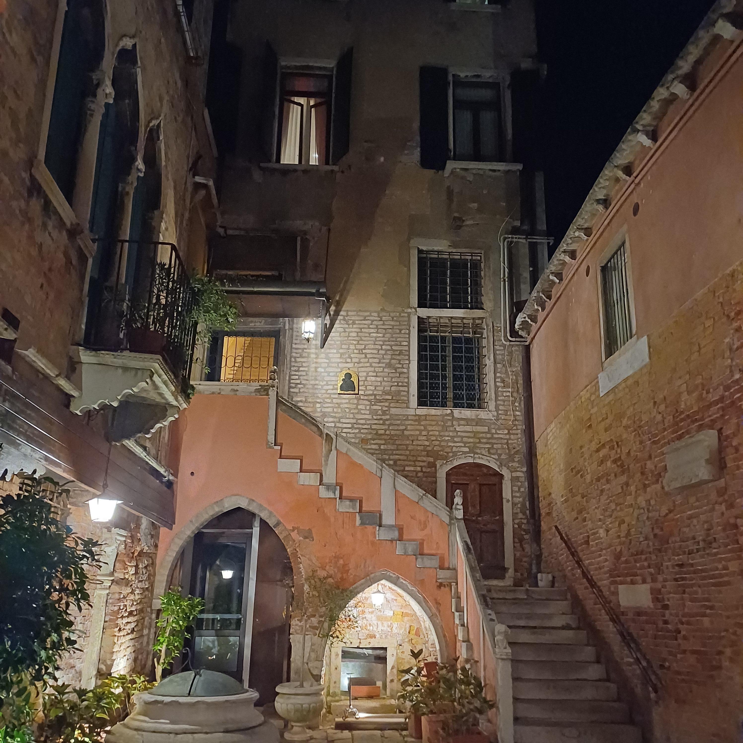 저기서 계단을 한참오릅니다.