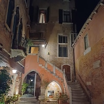 저기서 계단을 한참오릅니다.