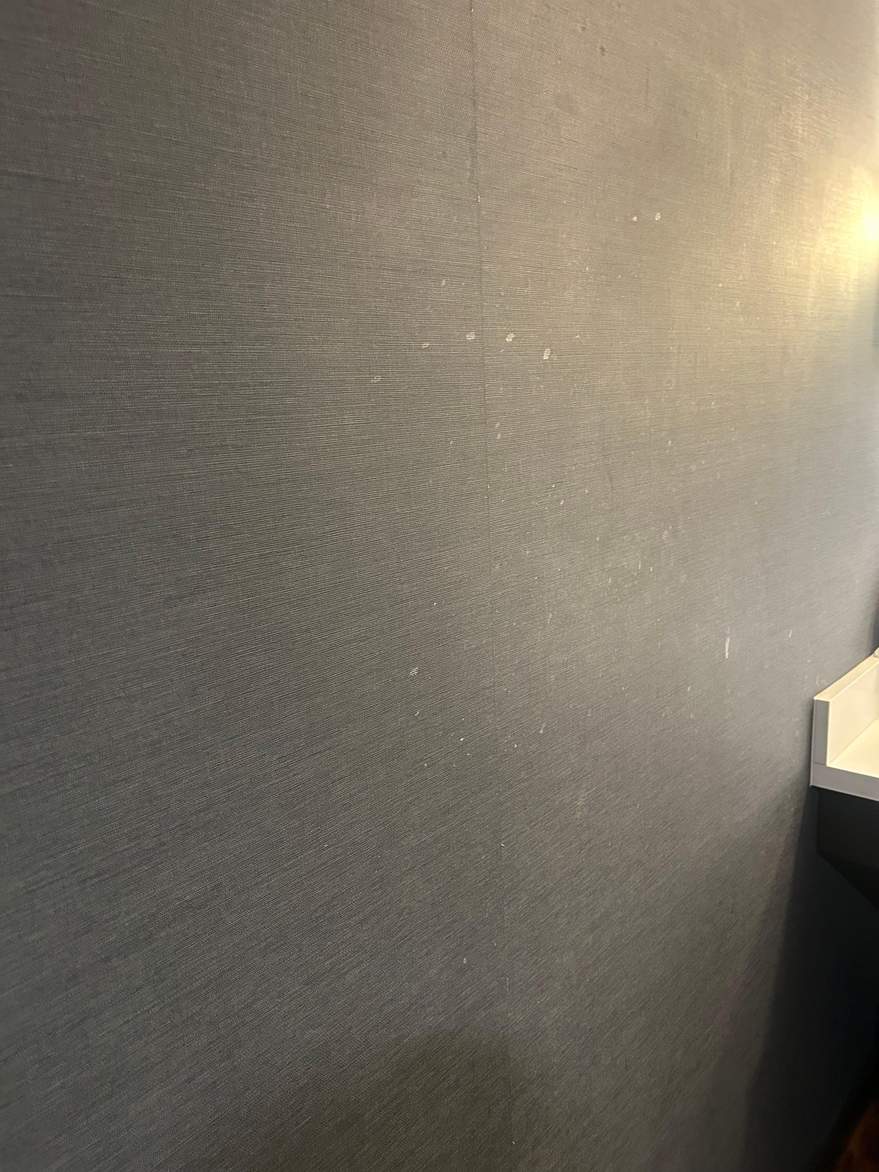 Mur criblé de taches blanches