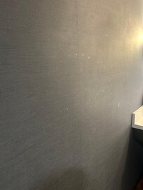 Mur criblé de taches blanches