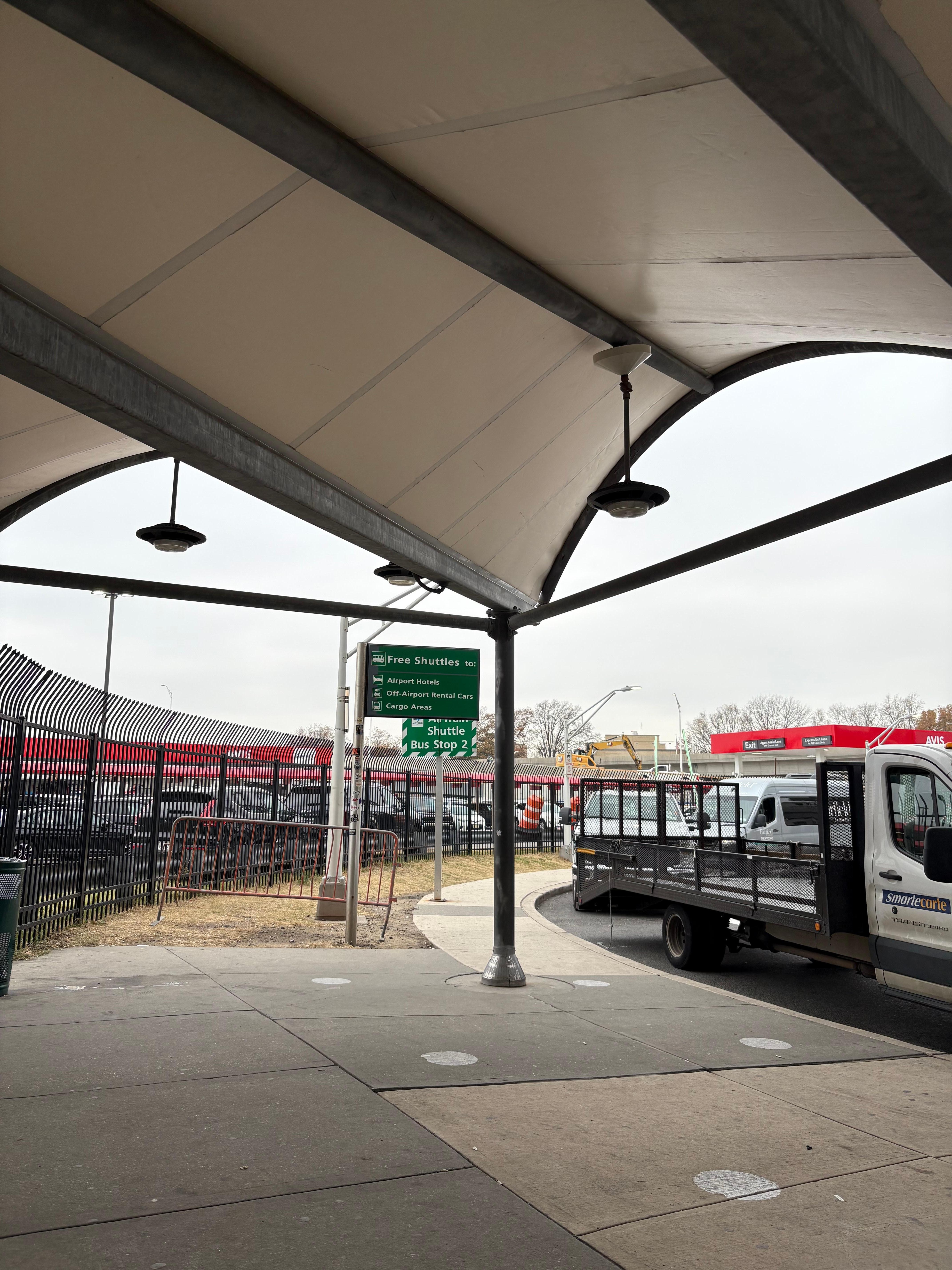 Federal circle駅の待合所にバスが来てくれます。駅構内に電話がありますが、繋がらないのでその付近に貼り付けてあるQRを読み取ってスマホで送迎バスを呼びました。