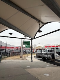 Federal circle駅の待合所にバスが来てくれます。駅構内に電話がありますが、繋がらないのでその付近に貼り付けてあるQRを読み取ってスマホで送迎バスを呼びました。