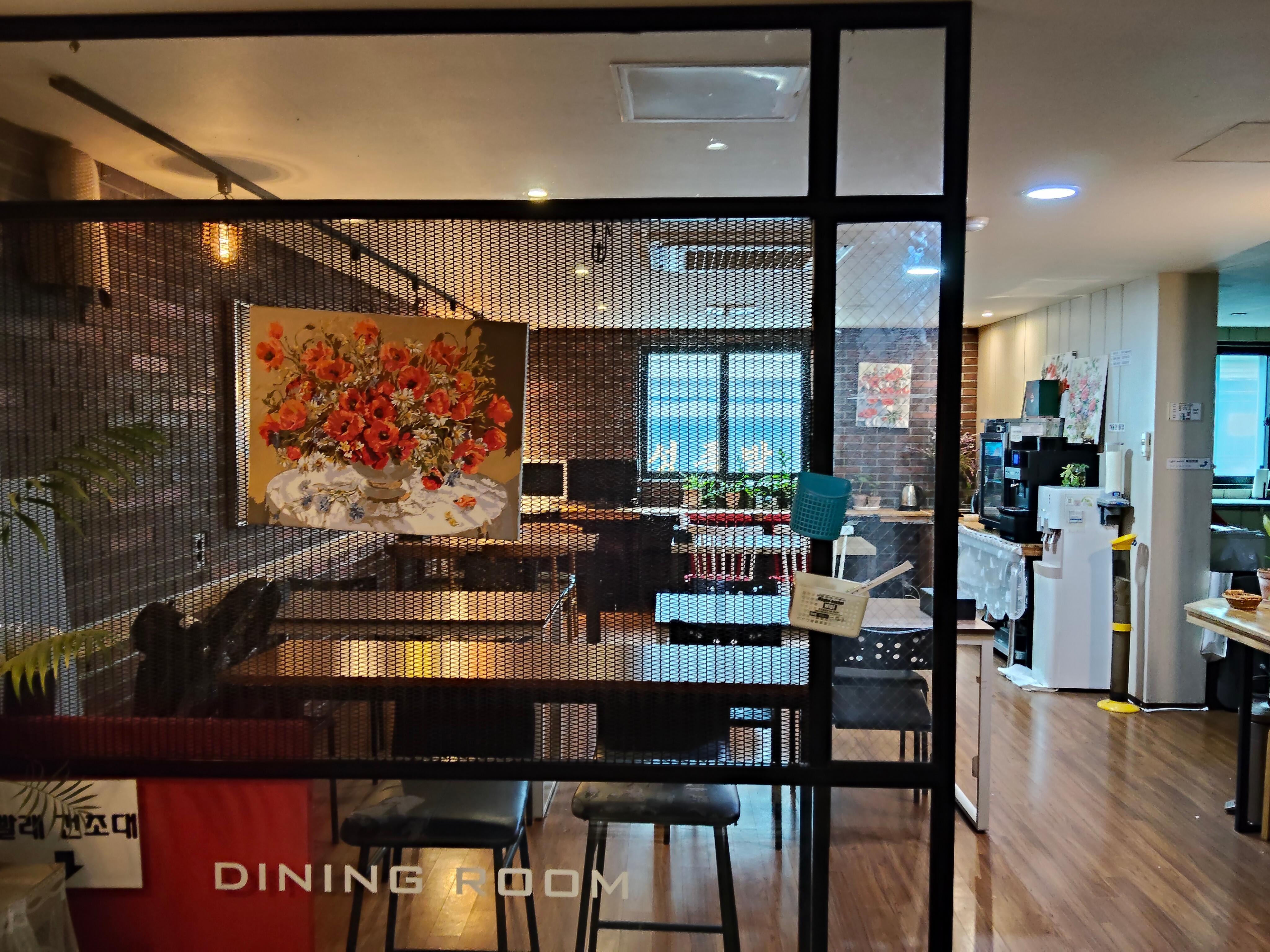 ホテル2階ダイニング部分右横がキッチン
コーヒー・紅茶・ウォーターサーバー無料