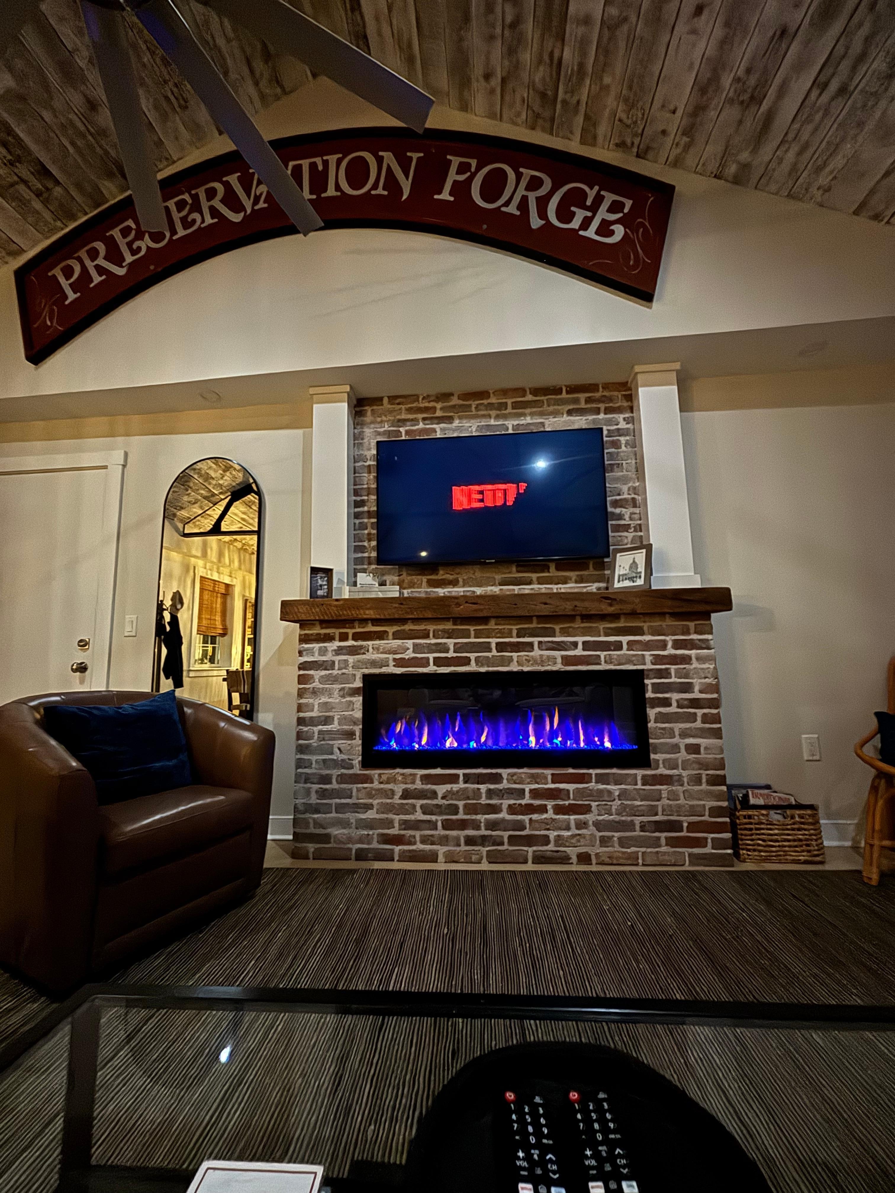 Netflix & chill- in beautiful living room or comfy king bed 