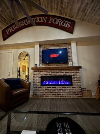 Netflix & chill- in beautiful living room or comfy king bed
