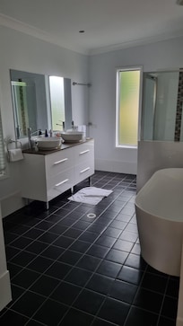 Main bathroom.. huge!