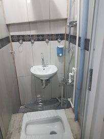 Odadaki tuvalet ve banyo