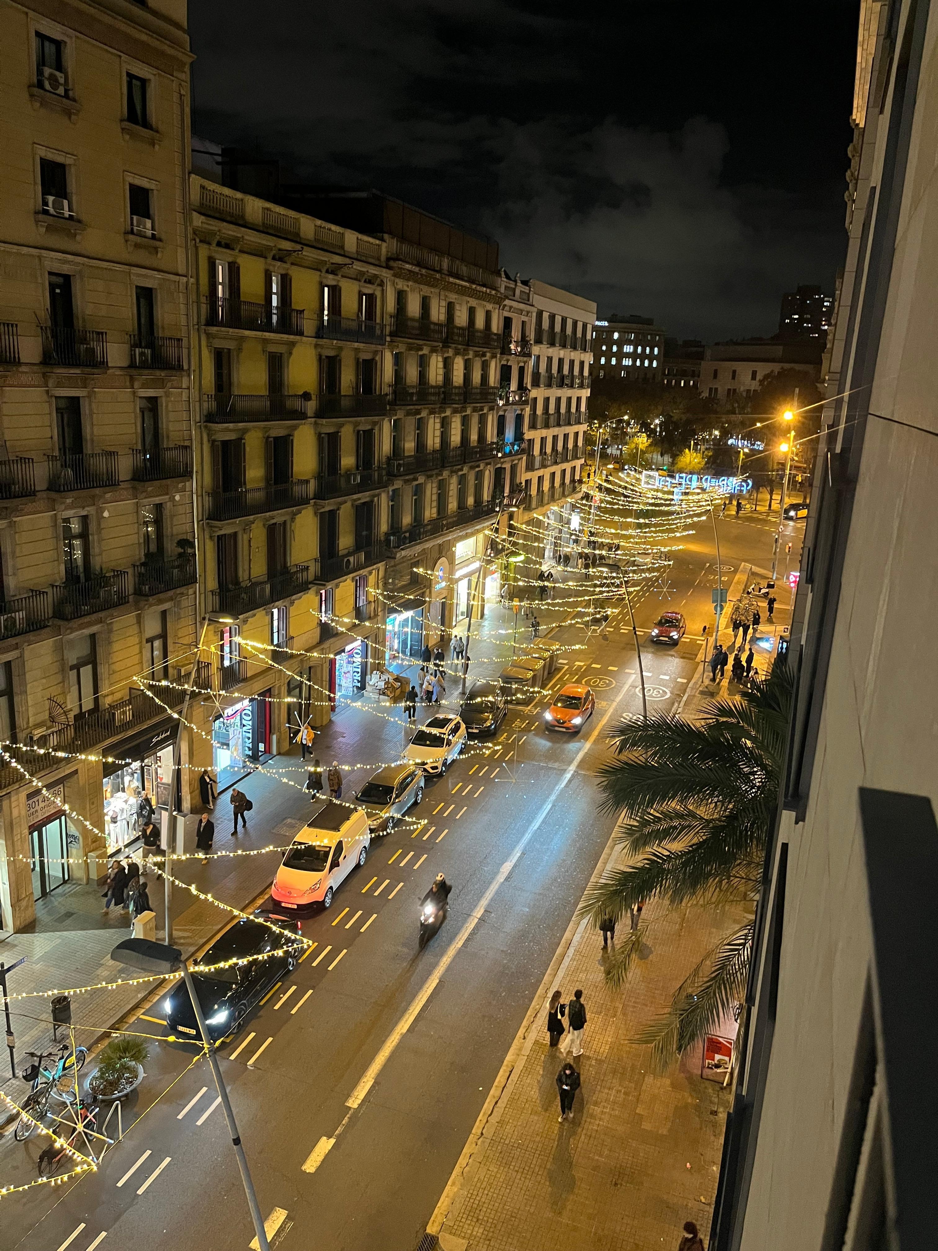 Ausblick aus dem Fenster zur Straße.