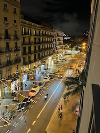 Ausblick aus dem Fenster zur Straße.