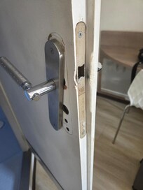 Porte des toilettes HS