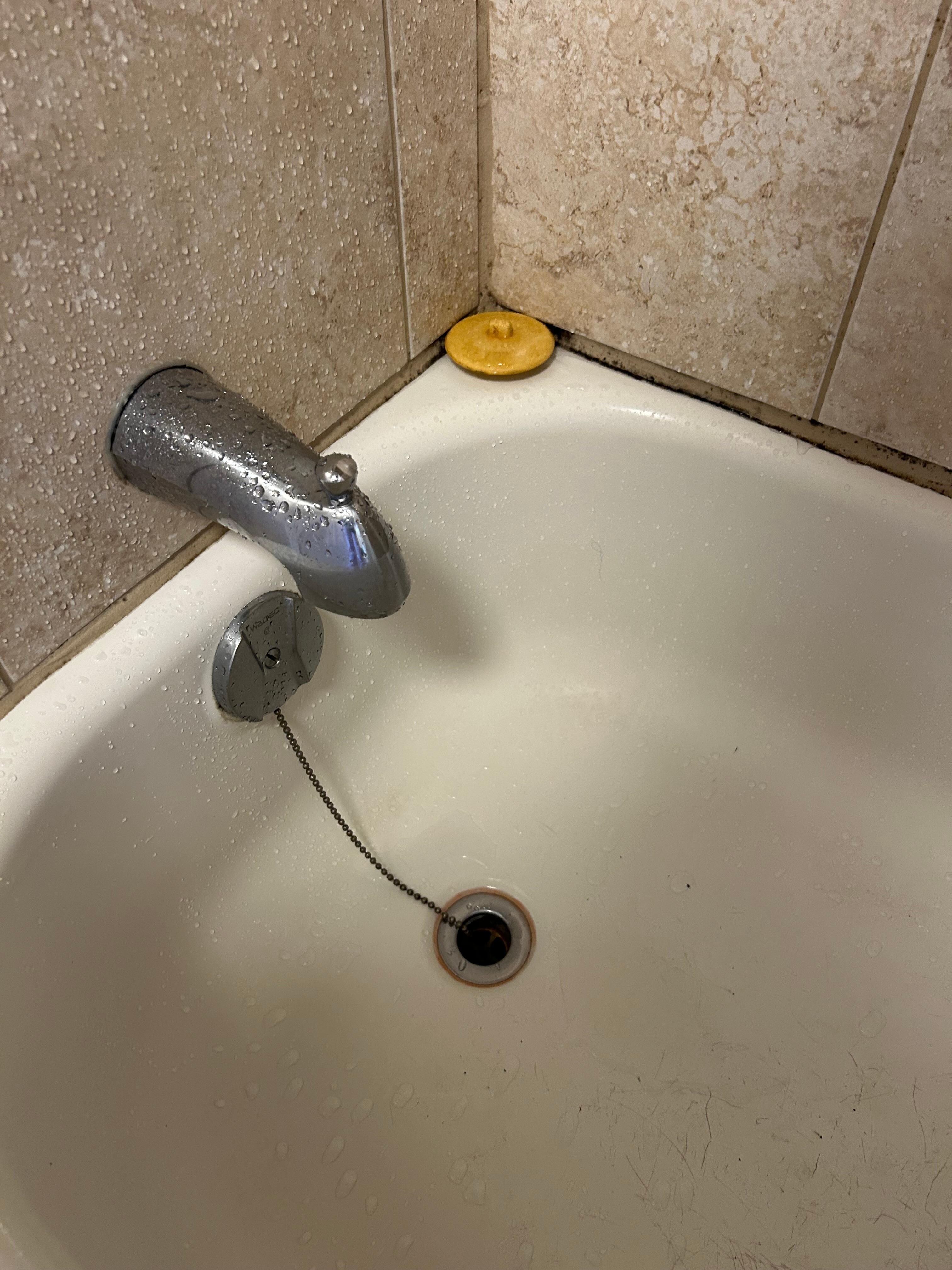 Très vieux bain abîmé (rayures noircies)